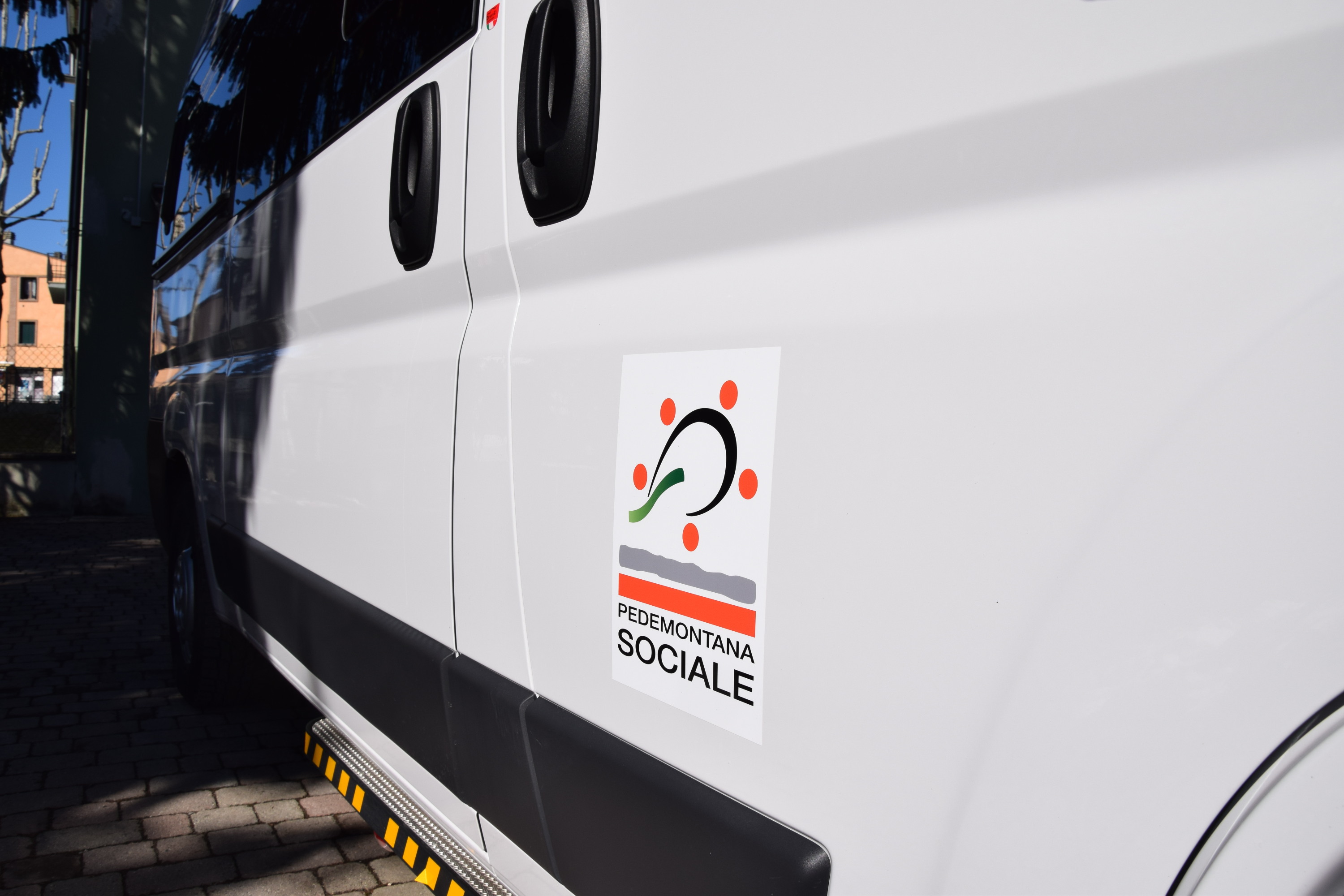 Taxi sociale: le aziende donano un pulmino